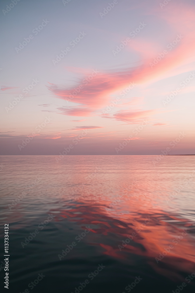 Obraz premium Evening sky with soft pink and orange tones blending seamlessly, offering tranquility