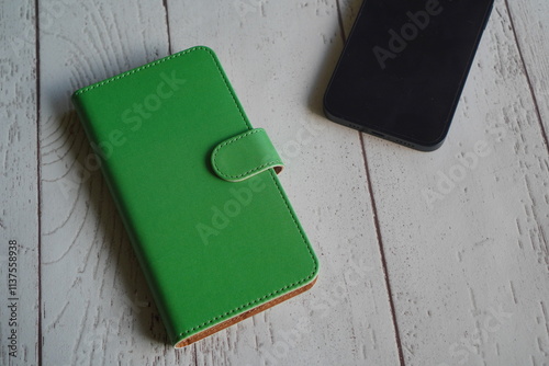 新品のスマートフォン（スマホ）と黄緑色のスマホケース