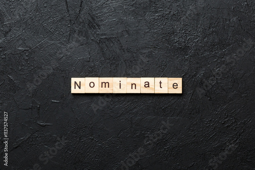 Foto nominate word written on wood block