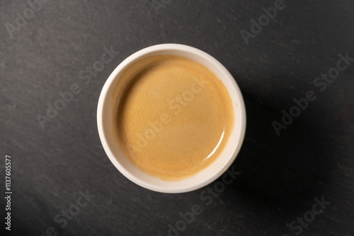 arrière plan, avec une tasse de café sur une ardoise noir, en vue de dessus, photo de studio, png, en transparence