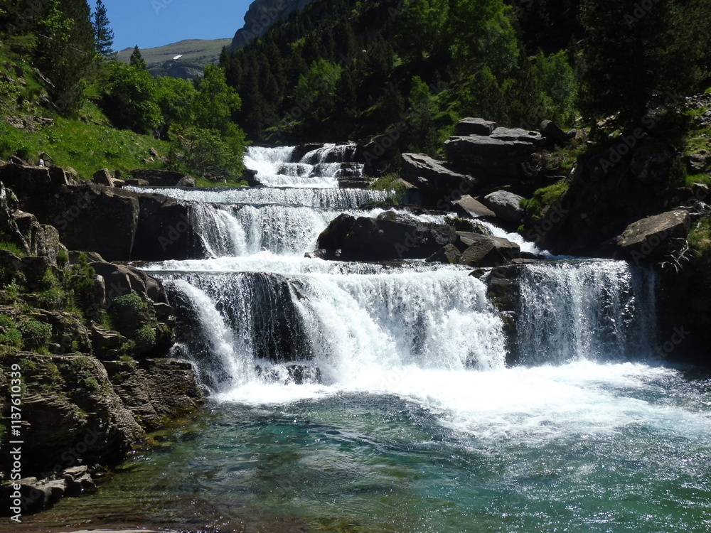 Fototapeta premium Cascada en escalera Pirineos