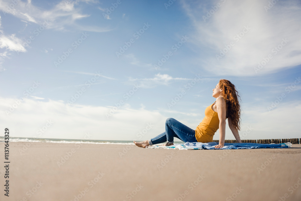 © Westend61 - Netherlands, Zeeland, redheaded woman relaxing on the beach © Westend61 - Netherlands, Zeeland, redheaded woman relaxing on the beach