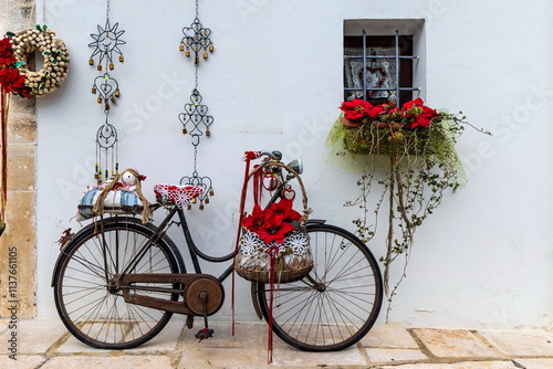 Bicicletta retrò con addobbi natalizi  photo