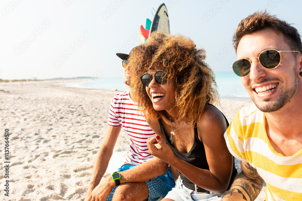 © Westend61 - Group of friends having fun on the beach