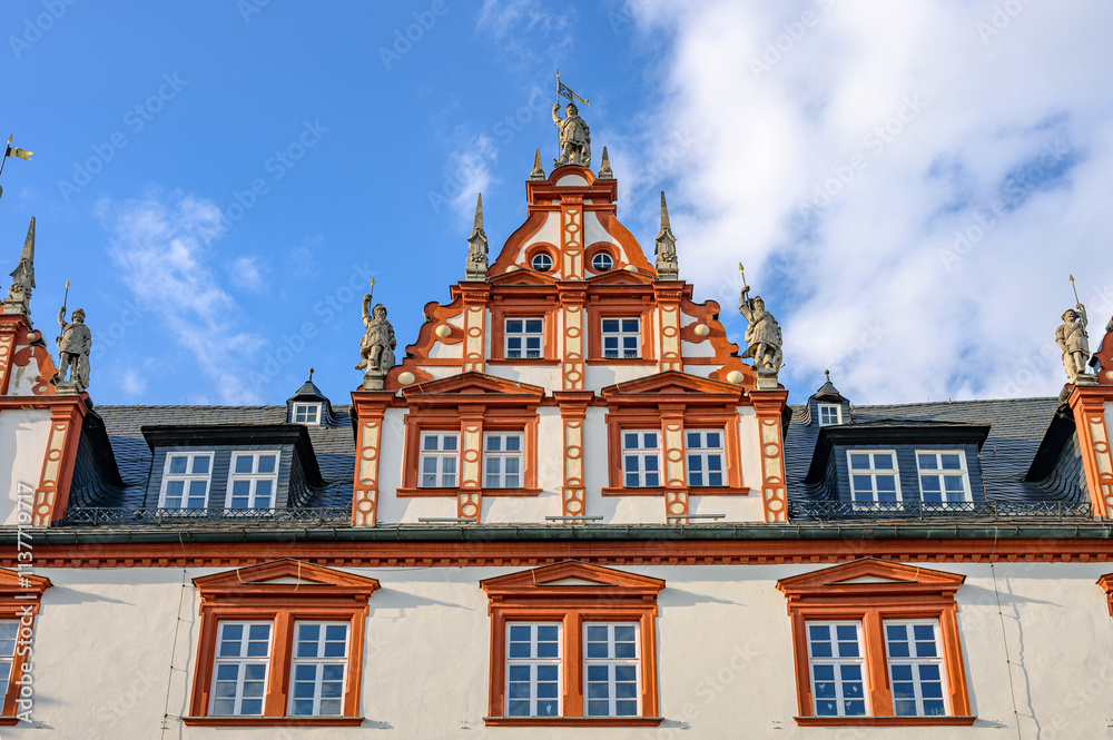 Ritterfiguren auf dem mittleren Zwerchhaus des historisches Stadthaus in der Altstadt in Coburg, Bayern, Deutschland, Ritterfiguren auf dem mittleren Zwerchhaus des historisches Stadthaus in der Altstadt in Coburg, Bayern, Deutschland,