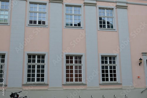 FU 2023-04-16 Knecht 84 In der rosa Hauswand sind kleine Fenster photo