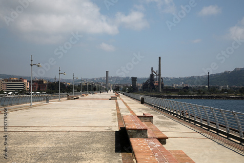 Pontile fabbrica dismessa photo