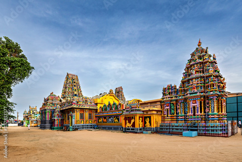 Obraz na plátně The colorful. temples and statues of Trincomalee in Sri Lanka