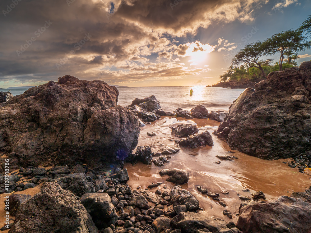Fototapeta premium Follow me with a sundowner at the Maui Makena Beach view during summer time