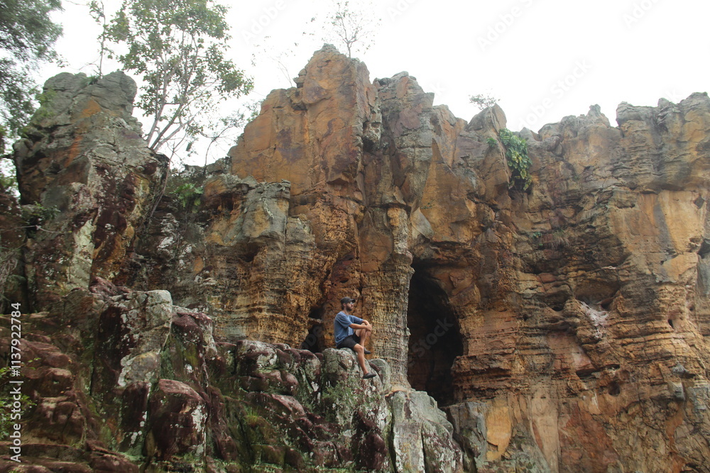 Fototapeta premium homem no parque pedra do castelo em castelo do piauí 