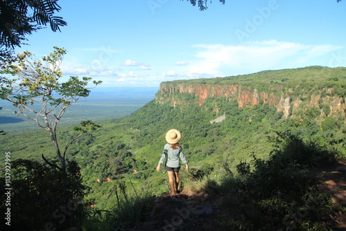 mulher em mirante no morro do gritador, em pedro II, piauí 