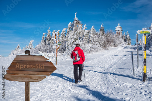 Obraz na płótnie wooden Text après ski sign in the snow mountains landscap w salonie