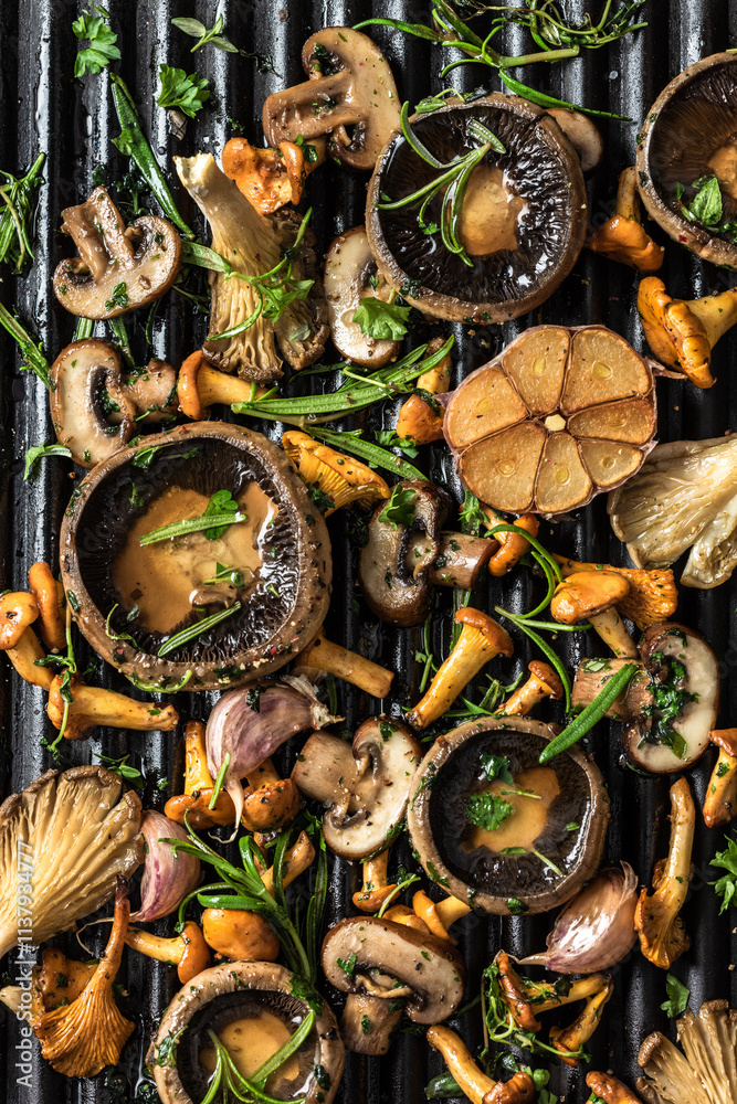 Fototapeta premium Grilled mashrooms, fresh vegetables and herbs vegetarian meal