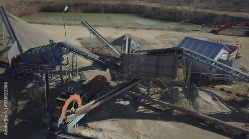 Elements of equipment for the extraction and sorting of rubble. Production of construction materials. Metal construction for working with stone and rocks. Slag of gravel under the conveyor belt