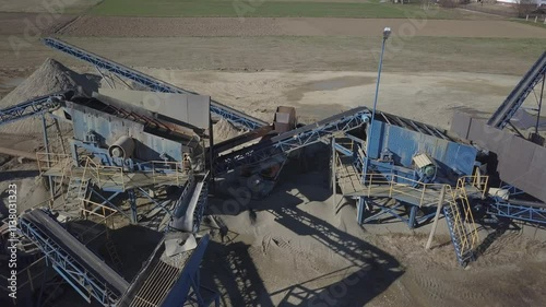 Elements of equipment for the extraction and sorting of rubble. Production of construction materials. Metal construction for working with stone and rocks. Slag of gravel under the conveyor belt