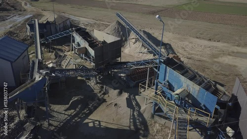 Elements of equipment for the extraction and sorting of rubble. Production of construction materials. Metal construction for working with stone and rocks. Slag of gravel under the conveyor belt