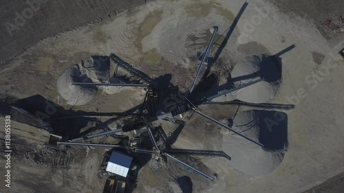 Elements of equipment for the extraction and sorting of rubble. Production of construction materials. Metal construction for working with stone and rocks. Slag of gravel under the conveyor belt