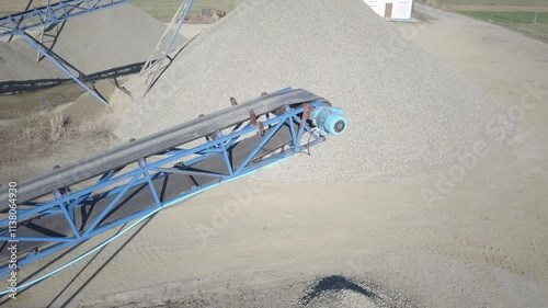 Elements of equipment for the extraction and sorting of rubble. Production of construction materials. Metal construction for working with stone and rocks. Slag of gravel under the conveyor belt