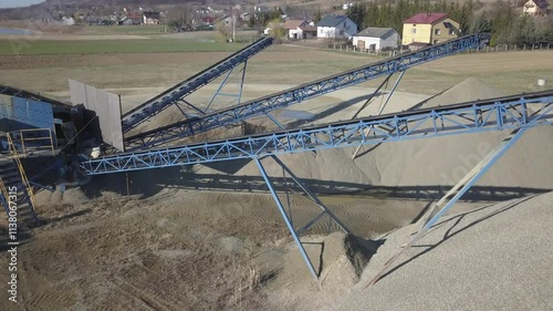 Elements of equipment for the extraction and sorting of rubble. Production of construction materials. Metal construction for working with stone and rocks. Slag of gravel under the conveyor belt