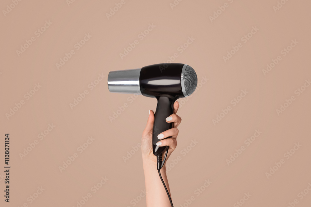 Φωτογραφία Closeup view of female hand showing modern hairdryer on pink background, empty space