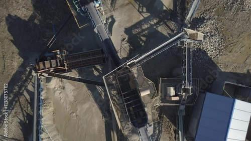 Elements of equipment for the extraction and sorting of rubble. Production of construction materials. Metal construction for working with stone and rocks. Slag of gravel under the conveyor belt