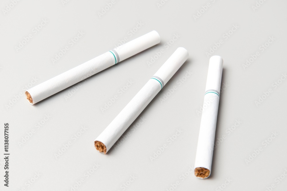 3本並べられた未使用の煙草 3本並べられた未使用の煙草