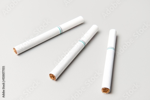 3本並べられた未使用の煙草