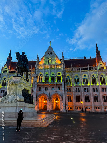 Obraz na płótnie The Hungarian Parliament in Budapest on the Danube w salonie
