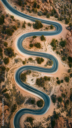 Route sinueuse dans un désert vue aérienne photo