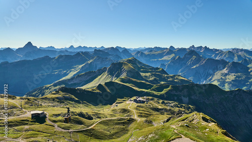 Blick von der Nebelhorn Gipfelstation auf die Bergstation und die Alpen, Oberstdorf, Bayern, Deutschland