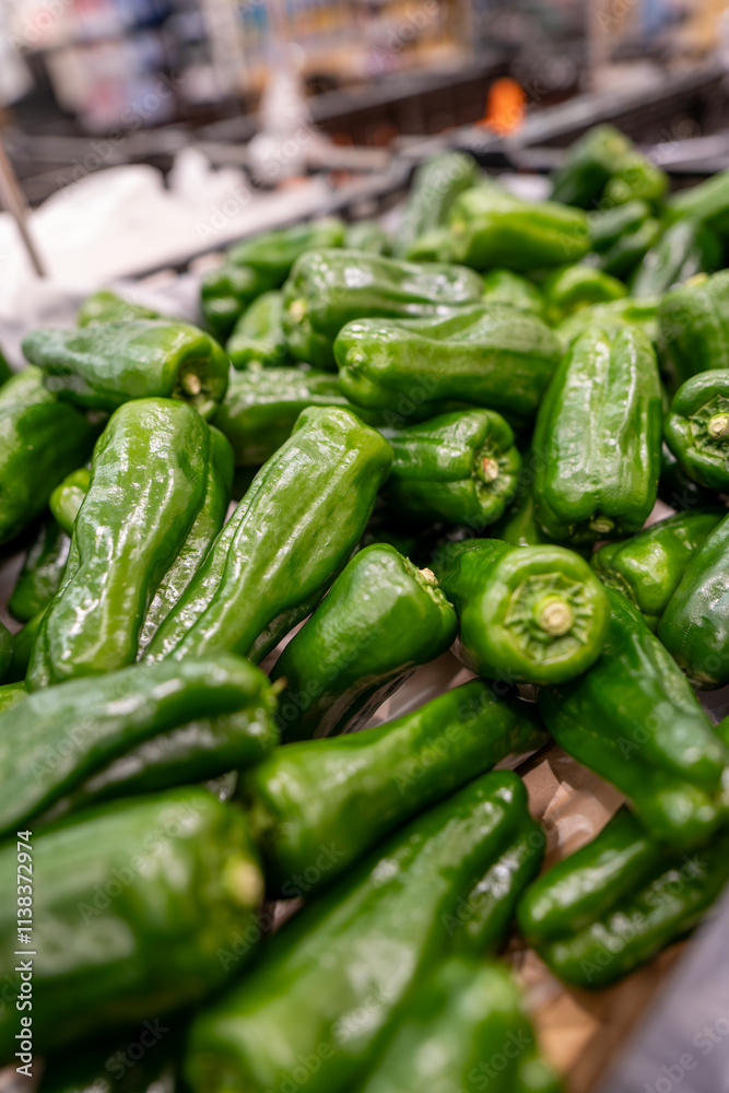 沢山並べられているピーマン、Green pepper、Bell pepper、Sweet pepper、Capsicum 沢山並べられているピーマン、Green pepper、Bell pepper、Sweet pepper、Capsicum