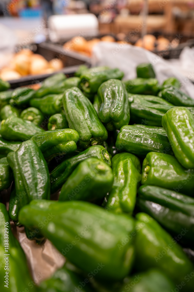 沢山並べられているピーマン、Green pepper、Bell pepper、Sweet pepper、Capsicum 沢山並べられているピーマン、Green pepper、Bell pepper、Sweet pepper、Capsicum