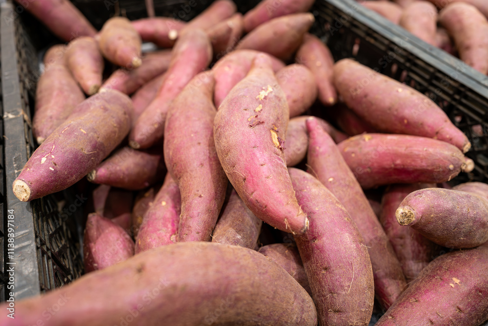 カゴに入った沢山のさつまいも、sweet potatoes