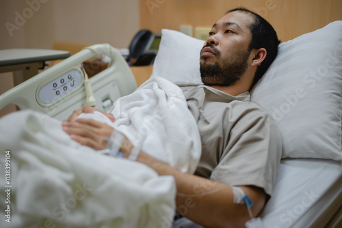 Fotografia Male influenza patient is recovering in hospital.