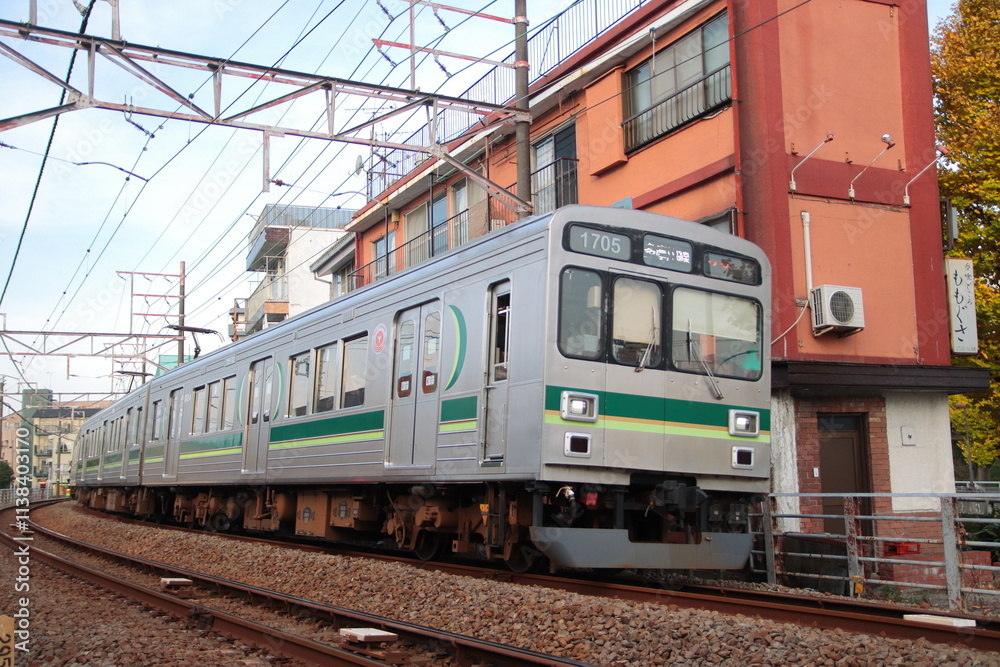 Fototapeta premium 東急多摩川線を走行する1000系電車_2022/12/11撮影