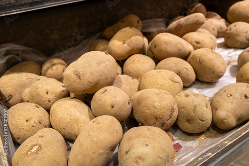 並べられた沢山の芋の、potato