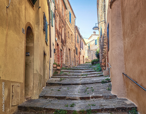 alte Treppe in einer alten Stadt in der Toskana photo