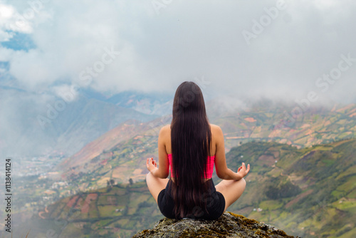 Mujer Delgada Sentada en una Roca Bajo el Cielo Nublado. Mujer delgada en top y short haciendo ejercicio en medio de un paisaje natural, perfecta representación de conexión con la naturaleza y cuidado photo