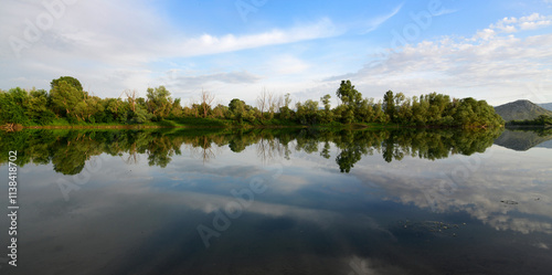 Morača (Fluss) - Zufluss zum Skutarisee in Montenegro // Morača (river) - tributary to Lake Skadar in Montenegro