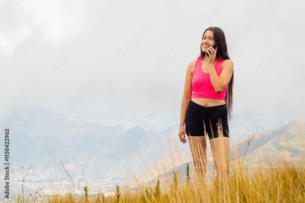 una mujer atractiva con top y short sosteniendo un teléfono celular en la mano en el campo, una linda chica mirando la pantalla del móvil. representación de conexión con la naturaleza una mujer atractiva con top y short sosteniendo un teléfono celular en la mano en el campo, una linda chica mirando la pantalla del móvil. representación de conexión con la naturaleza