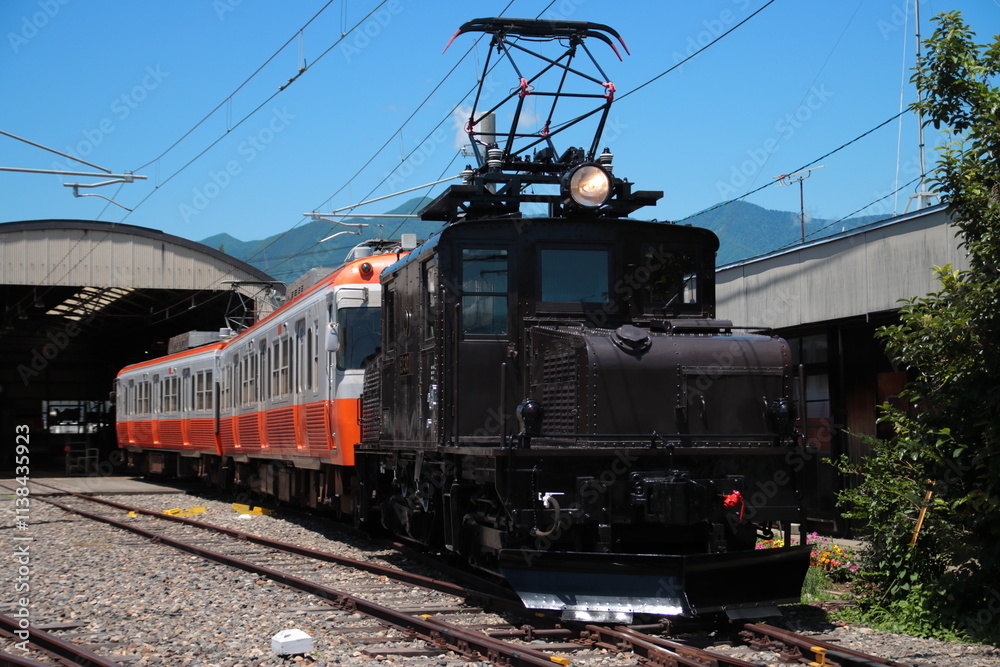 Obraz premium 快晴の空に佇むアルピコ交通ED301形電気機関車と3000系電車_2023/7/2撮影