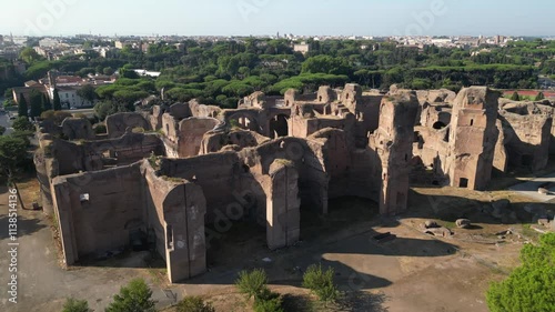 Vista aerea delle terme di Caracalla a Roma. Storia e cultura di un monumento dell’impero Romano
