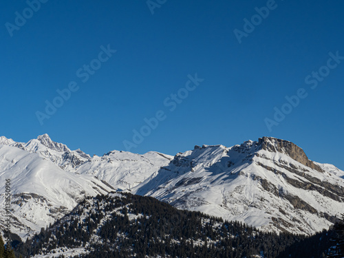 aiguille des glaciers et roc au vent en beaufortain en hiver avec ciel bleu