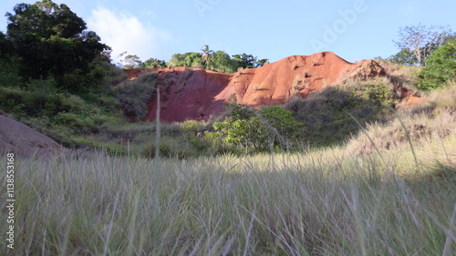 Padza de Mayotte. collines de terre rouge formées par l'érosion. la terre a différentes couleurs, rouge, orange, violet, rose, ocre, marron. village d'acoua dans le nord de l'ile