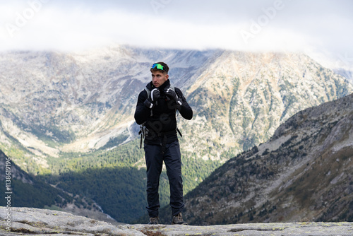 Aventura alpina en cumbre nevada de alta montaña photo