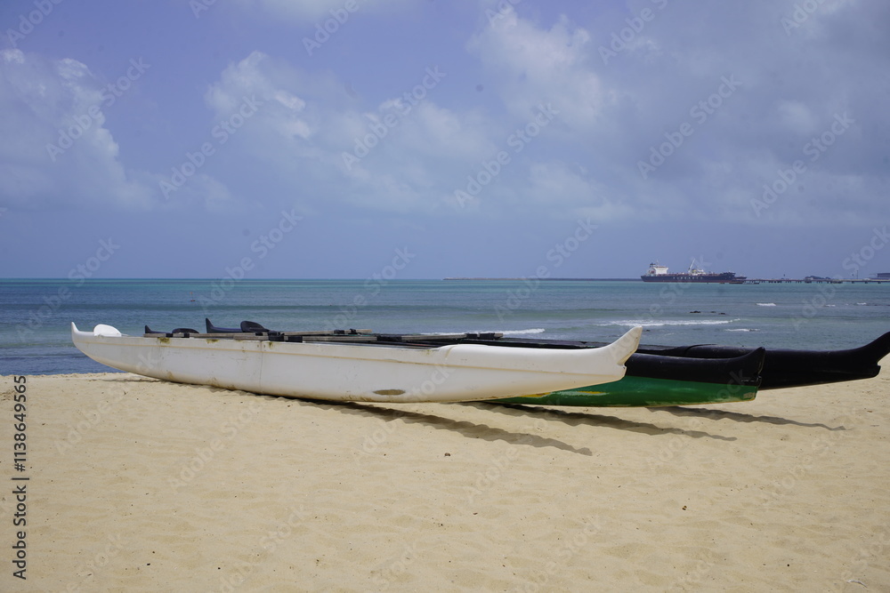 Obraz premium Polynesian canoe on Mirelles beach in Fortaleza - Ceará, Brazil.