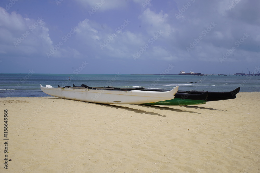 Obraz premium Polynesian canoe on Mirelles beach in Fortaleza - Ceará, Brazil.