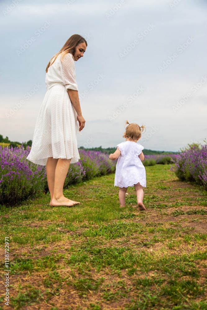 Naklejka premium Happy mother and daughter in a lavender field