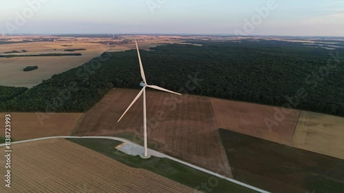 Champ d'éoliennes dans les champs au coucher du soleil - plan aérien drone