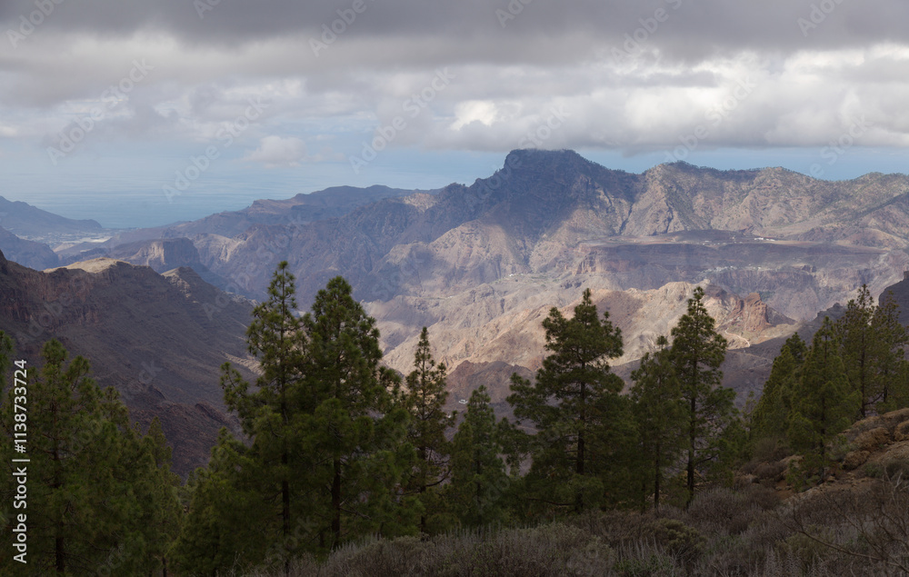 Obraz premium Gran Canaria, landscape of the central part of the island, Las Cumbres, ie The Summits, short hike between rock Formation Chimirique and iconic Roque Nublo